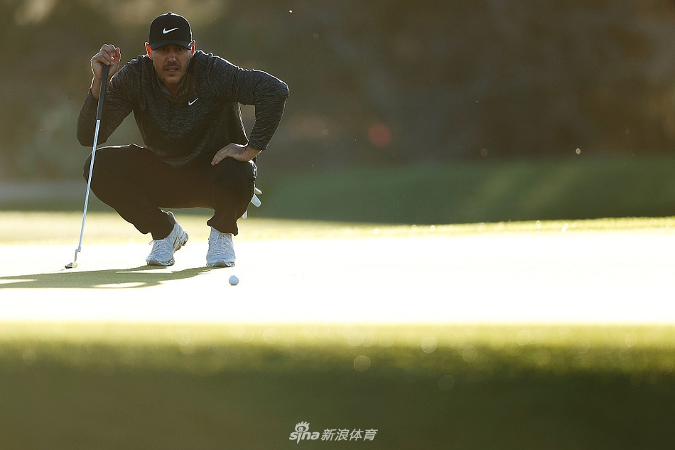 科普卡在球道上冷静评估攻果岭路线，彰显其作为大满贯冠军的赛场风范。