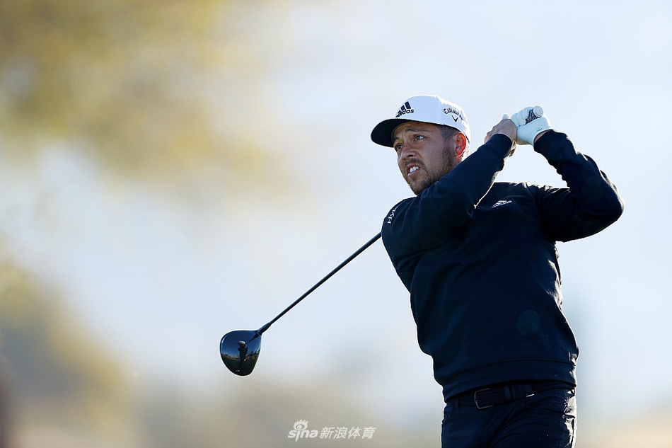 托马斯在凤凰城公开赛首轮比赛中全神贯注地执行推杆，表情沉着坚定。