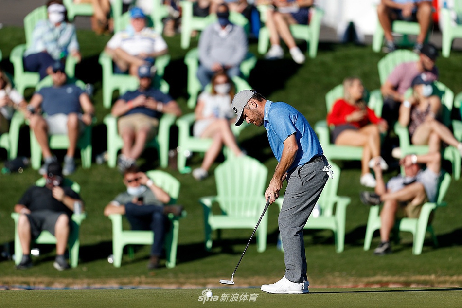 一位球员在沙漠景观球场中完成优雅收杆，阳光将身影拉长。