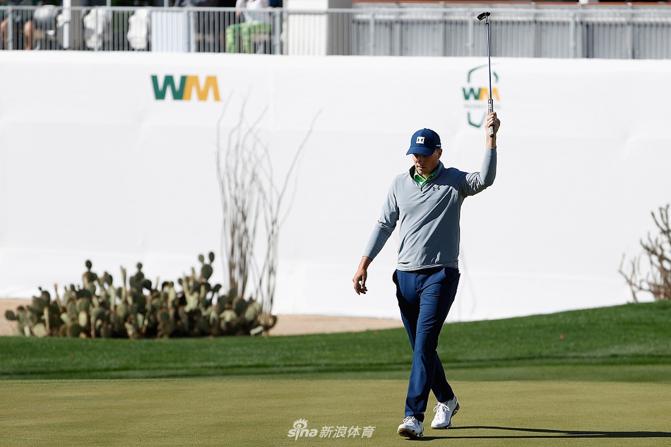 赞德·谢奥菲勒大力开球，身姿舒展充满力量感