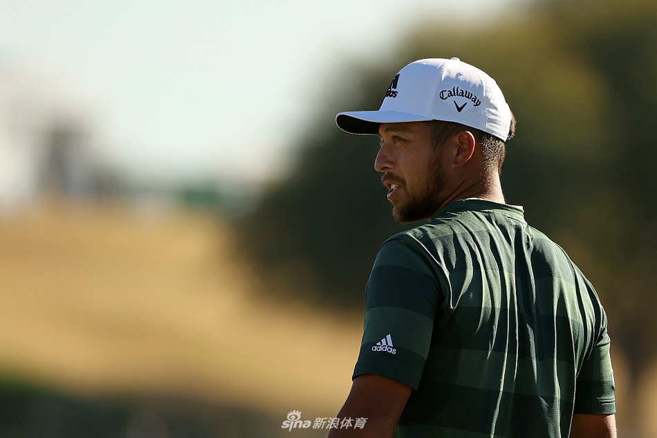 松山英树沉稳推杆，表情专注仿佛世界静止