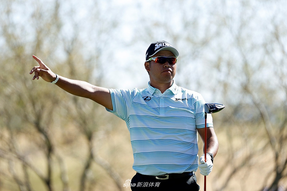 托马斯从沙坑中潇洒救球，沙粒飞溅如金色浪花