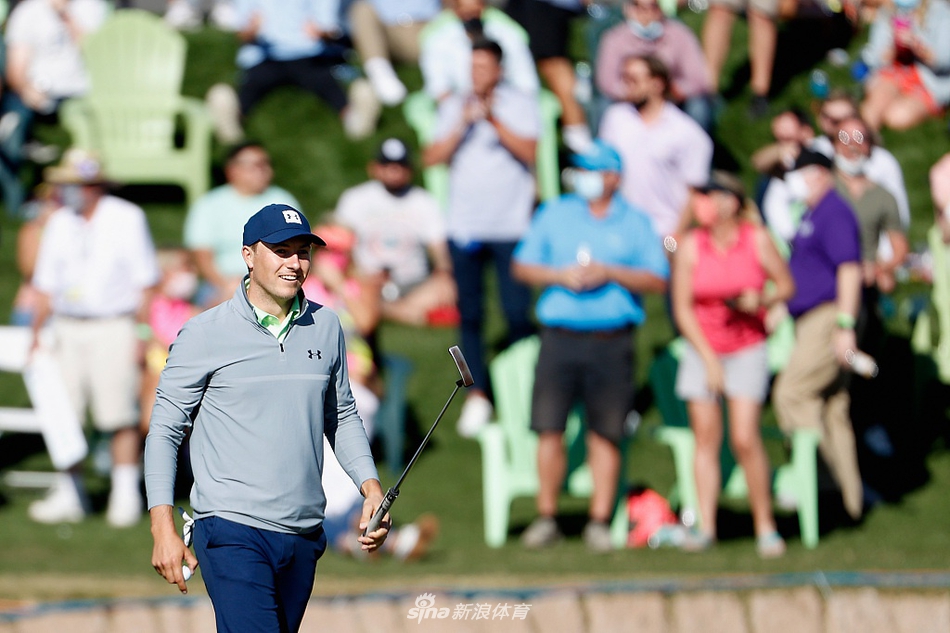 乔丹·斯皮思在果岭边凝神观察线路，眼神专注如鹰隼