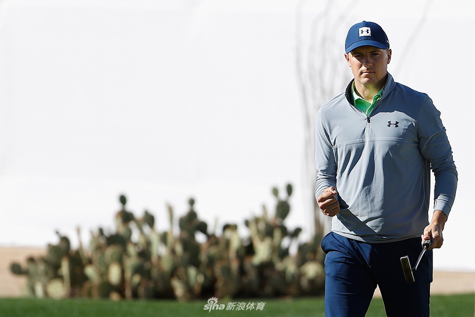 罗里·麦克罗伊在万众瞩目下挥杆，气势磅礴