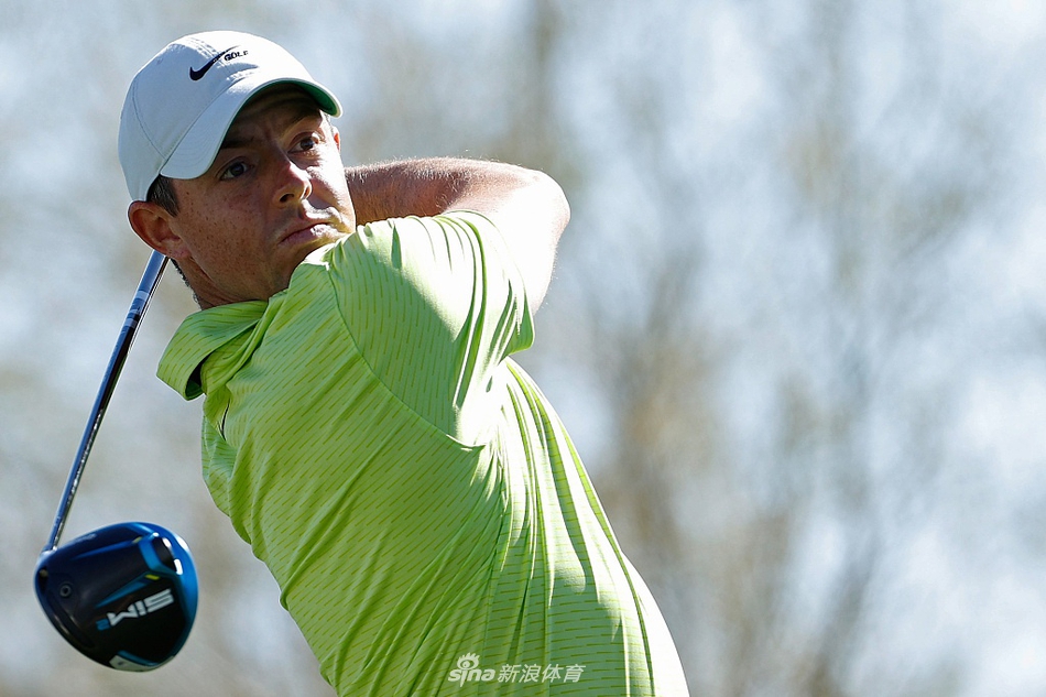 科普卡面无表情走向果岭，尽显大满贯冠军的冷峻气场