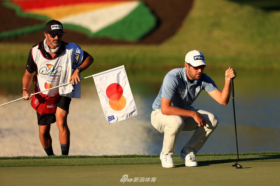 维克多·霍夫兰在沙坑中处理困难球位，展现年轻球员的沉着与技巧。