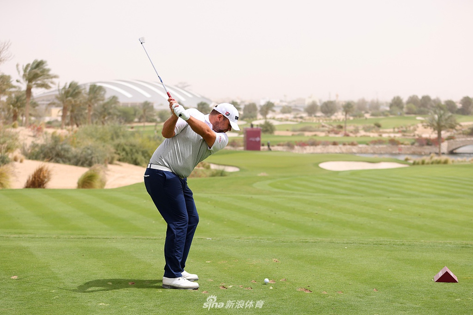 比赛结束后，球员们相互致意握手，体现高尔夫运动尊重对手、崇尚礼仪的百年传统与绅士精神。