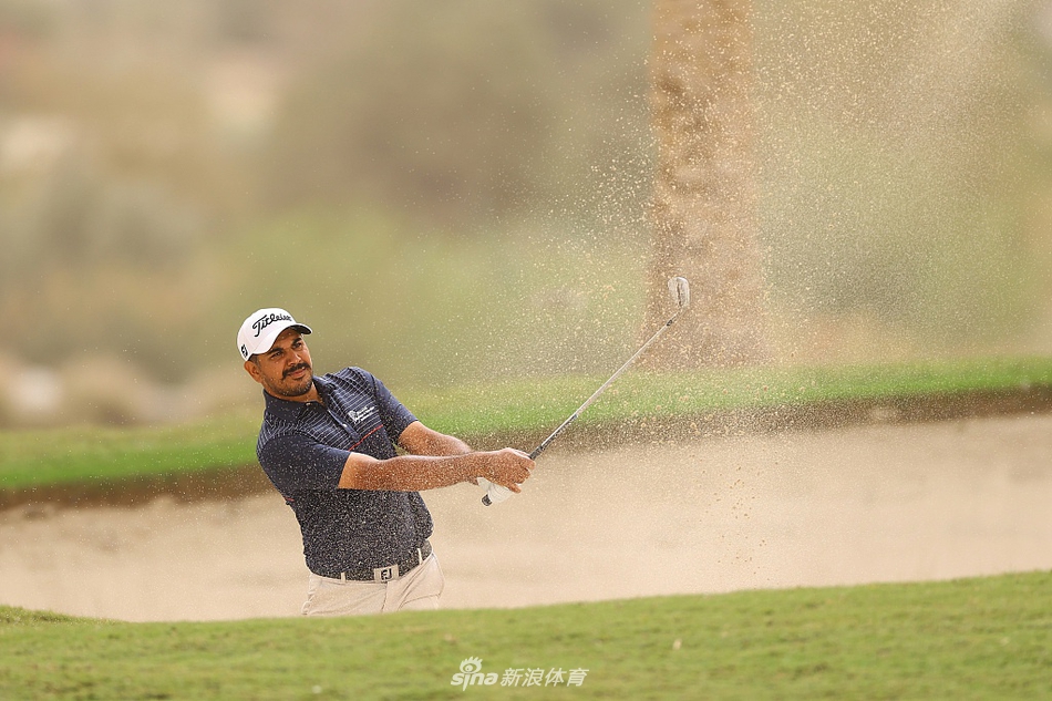 夕阳余晖映照下的卡塔尔高尔夫球场，球员与球童的身影被拉长，构成一幅充满竞技之美与自然之美的画卷。