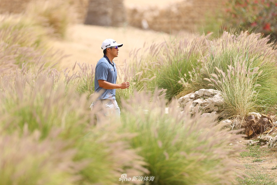 一名球员在练习场专注地进行赛前热身挥杆，专注的神情预示着决赛轮即将到来的激烈较量。