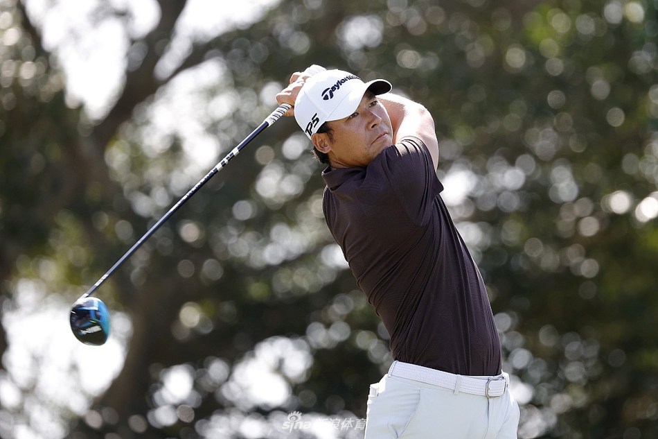 马特·琼斯在冠军球场果岭边凝神观察线路，身后是佛罗里达典型的蓝天与沙坑，胜利的专注写在脸上。