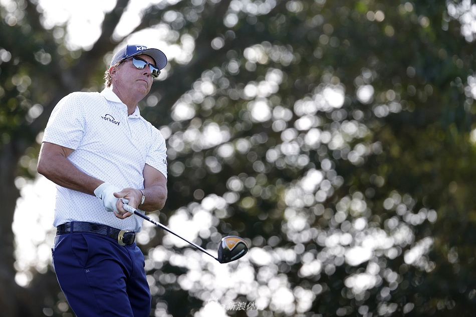 球手在练习果岭进行赛前推杆热身，专注的神情预示着每一杆都关乎胜负，大战一触即发。