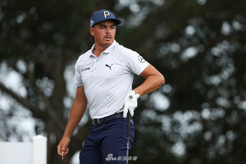 比赛现场观众聚集在碧水环绕的果岭旁观赛，热烈的气氛与球场静谧的风景形成动人对比。