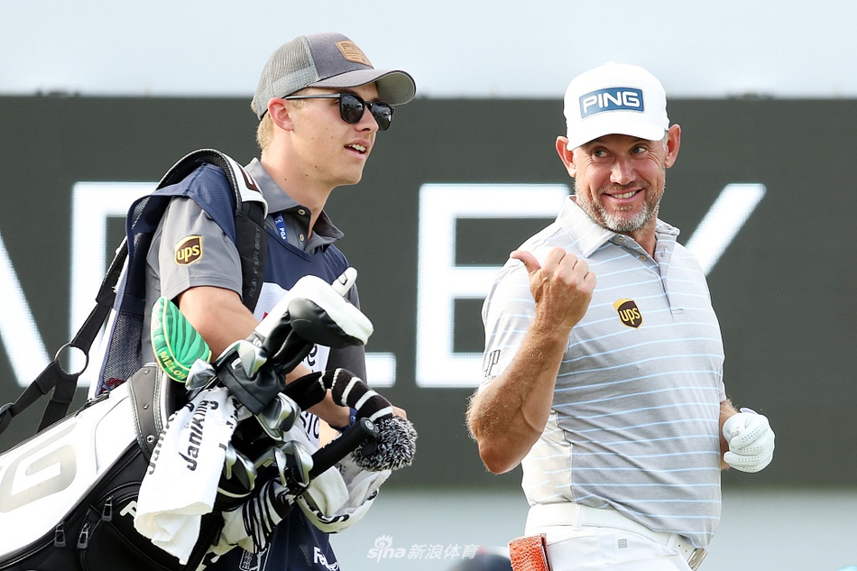 沙坑救球瞬间，沙砾飞溅如同金色的浪花，球手精湛的短杆技术是攻克这座球场必不可少的武器。