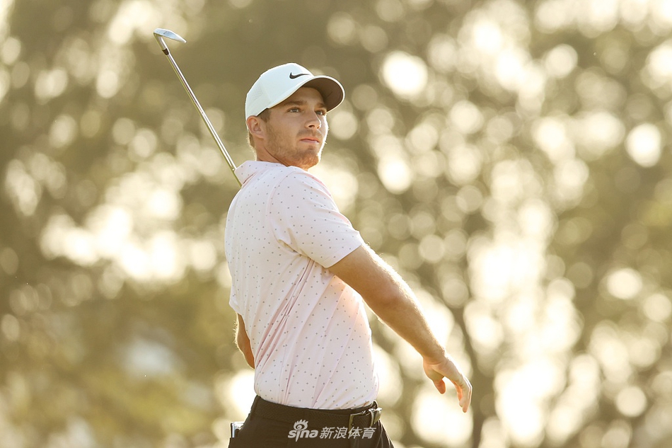 卫冕冠军任成宰面对复杂的长推线路屈膝深思，果岭起伏的阴影仿佛预示着他卫冕之路的挑战。