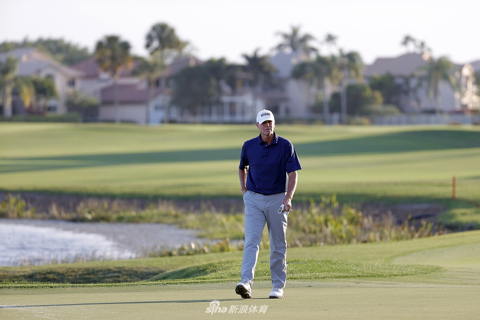 夕阳下的冠军球场全景，水障倒映着金色余晖，宁静而壮美，默默见证着每日的荣辱与拼搏。