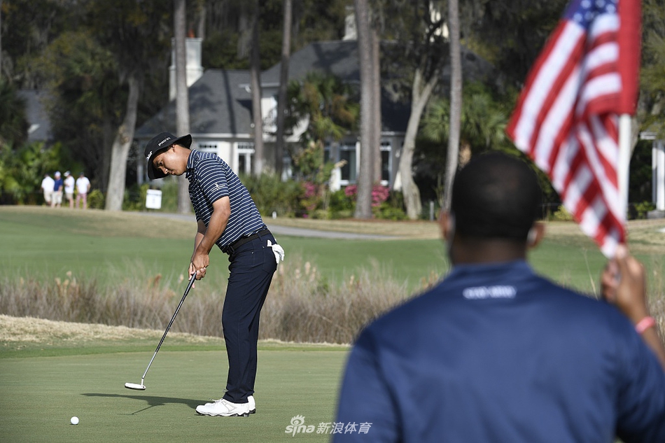 窦泽成在发球台上准备开球，他表情沉着冷静，正审视着远方的落球区域。