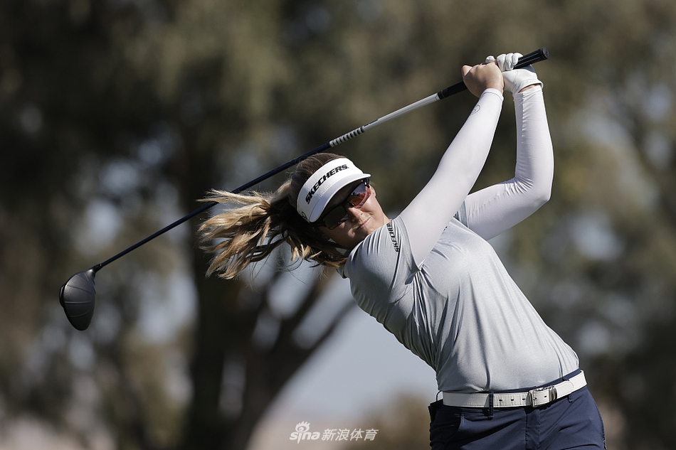 全景俯瞰使命丘球场,绿毯般的球道与蔚蓝天空交相辉映,勾勒出大满贯赛事的宏伟舞台。