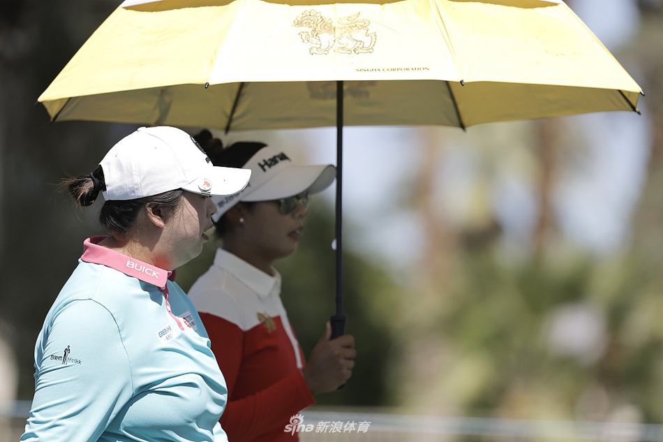 高真荣大力开球,身体充分扭转,力量爆发瞬间的动感与平衡之美被完美捕捉。