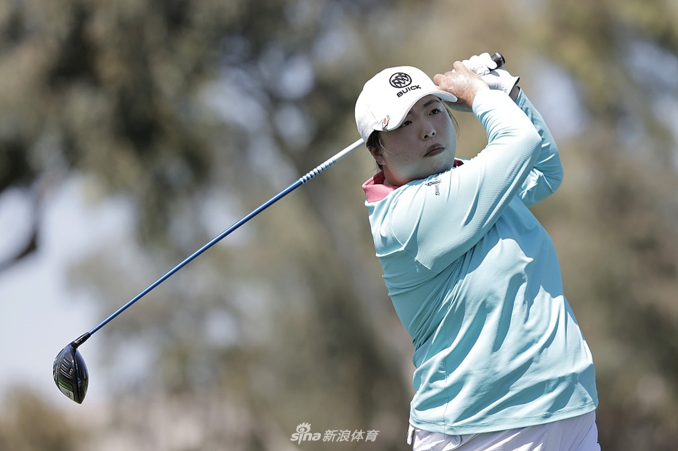 泰国新星帕蒂在果岭上专注凝视推杆路线,眼神中充满对胜利的渴望。