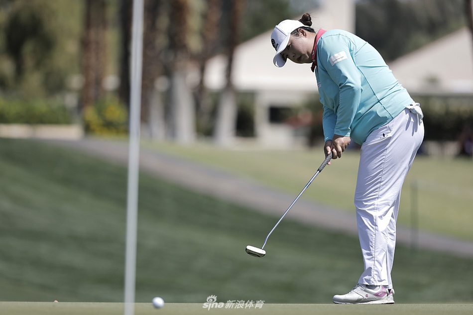 冯珊珊在球道上优雅挥杆,身姿挺拔,球杆划出完美弧线,白色小球应声飞向远方的果岭。