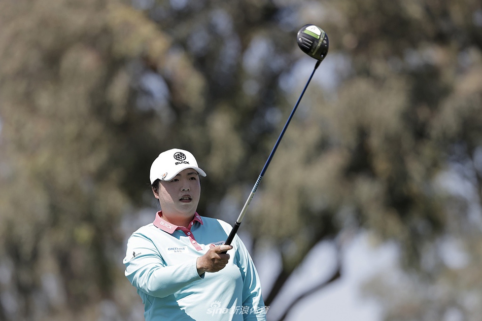 刘钰在沙坑中成功救球,沙粒飞溅的瞬间展现出她出色的短杆技术和临场应变能力。