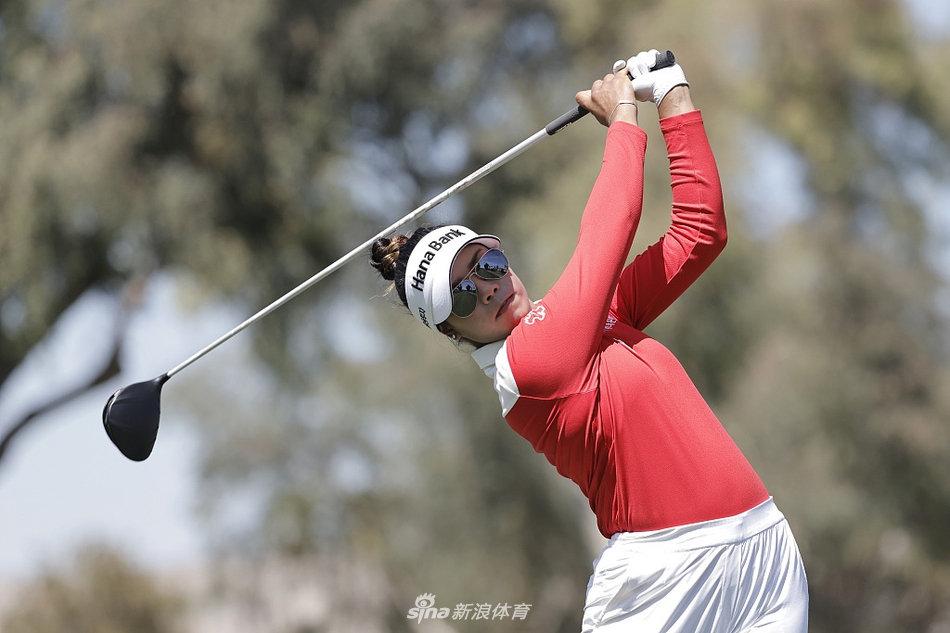 韩国名将朴仁妃在长草区冷静观察球位,阳光洒在她坚毅的侧脸上,诠释着何为经验与沉稳。