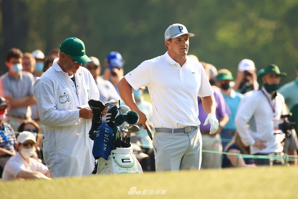 布莱森·德尚博在长草中审视球位，一副深思熟虑的表情，展现其科学分析型球风