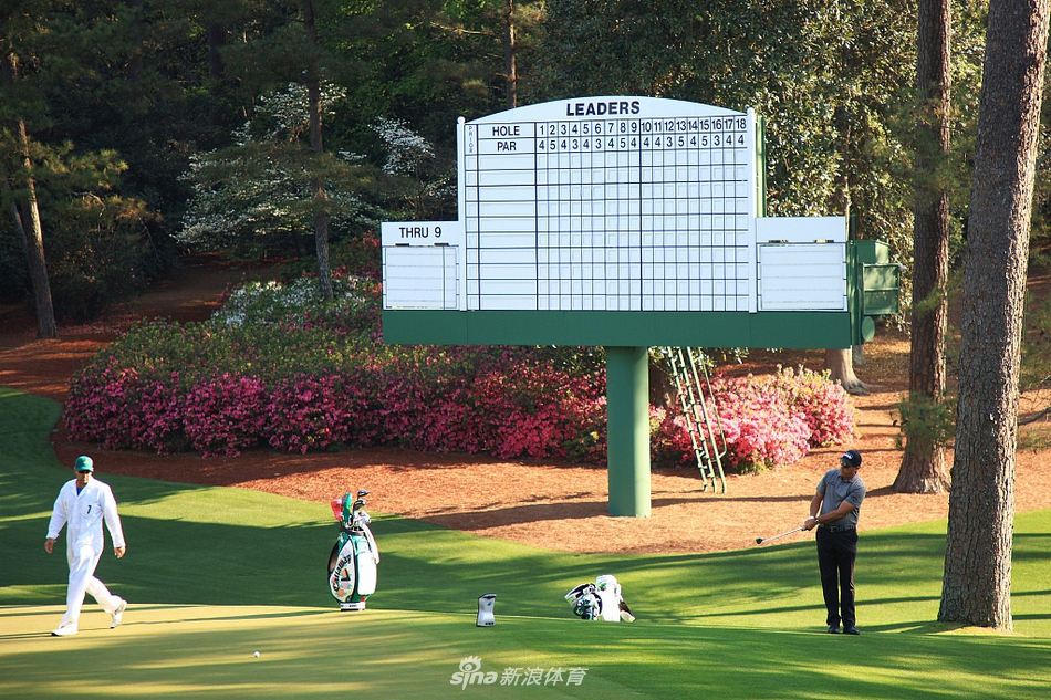 菲尔·米克尔森向观众席绽放标志性笑容，与粉丝互动尽显亲和力