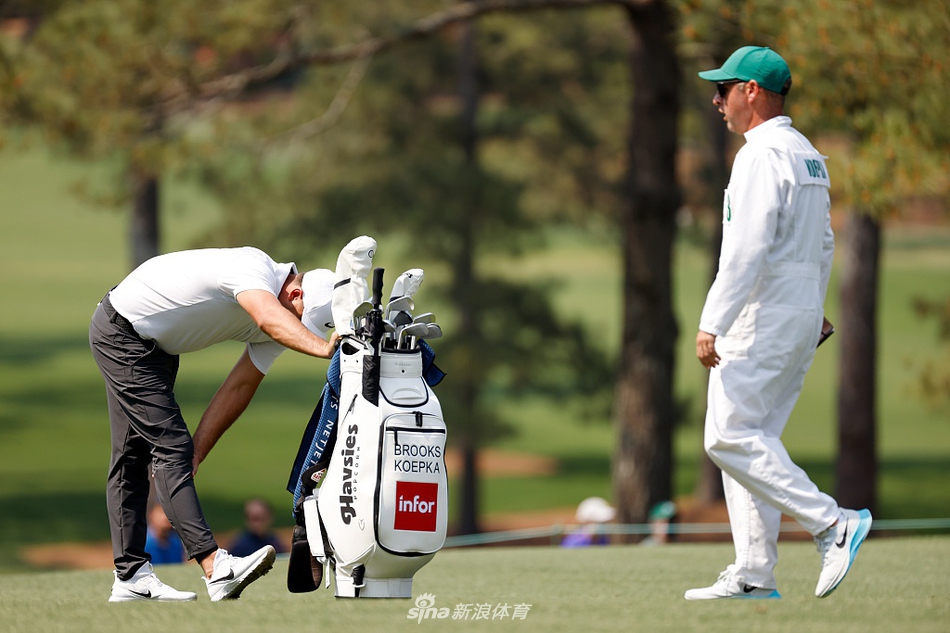练习果岭上多位球员一同练推，气氛专注而宁静，为大赛做最后准备