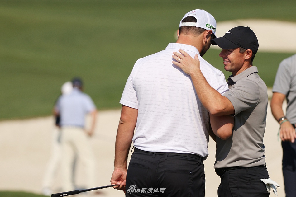 乔丹·斯皮思与贾斯汀·托马斯并肩走在球道上，两人笑容灿烂似在轻松交谈