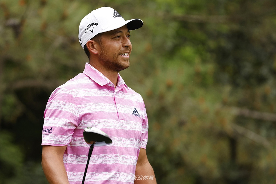 乔丹·斯皮思在球道上与球童迈克尔·格瑞勒深入讨论下一杆策略，两人手指不同方向，生动展现了赛场上的团队合作与战术思考。