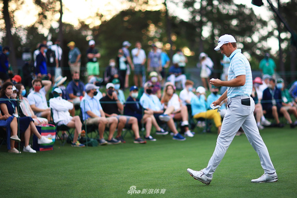 贾斯汀·罗斯独自走过萨拉岑桥，他低头沉思，仿佛在回味刚结束的一轮比赛，身后是奥古斯塔标志性的景致与宁静的水面。