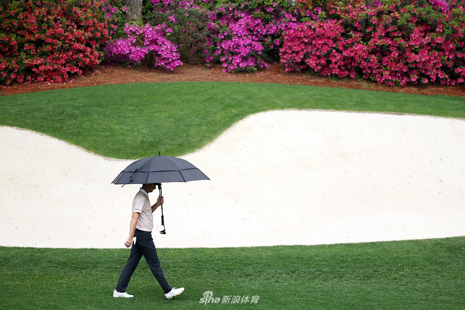 松山英树在夺冠后与团队成员共同庆祝，他们围在一起笑容灿烂，冠军奖杯在中央熠熠生辉，画面充满了梦想成真的巨大喜悦与团队胜利的温馨感动。