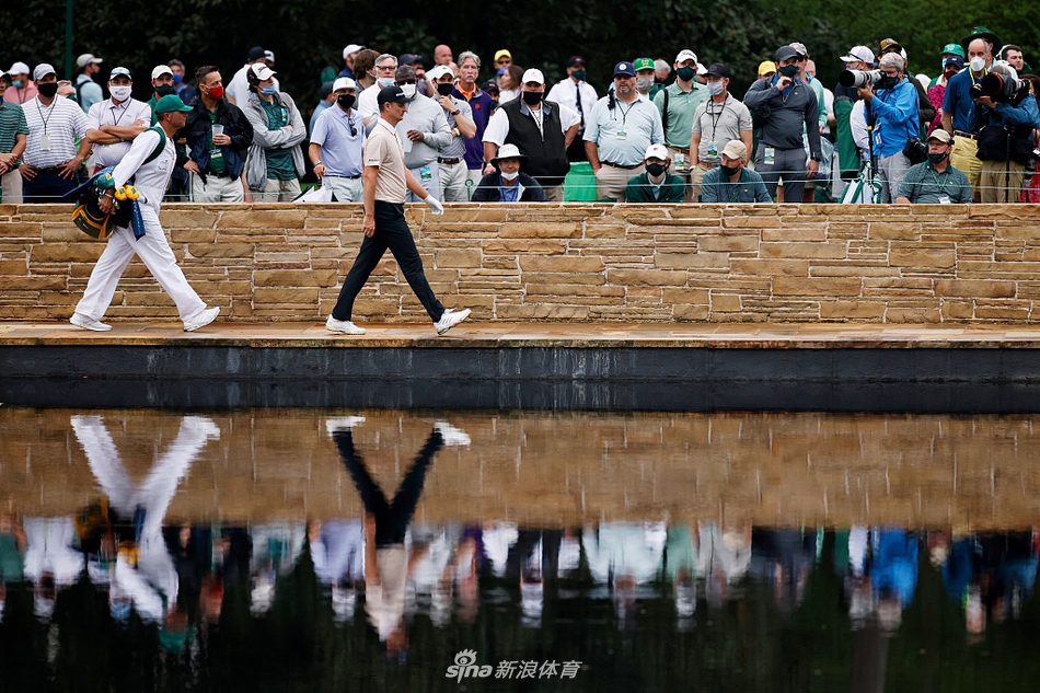 赞德·谢奥菲勒在决赛轮中聚精会神地推杆，他身体微屈，目光如炬，紧盯着小白球的滚动路线，展现了顶尖球员在压力下的极致专注。