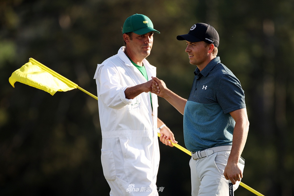 赞德-谢奥菲勒在开球台上优雅转身,白色球杆在阳光下划出完美弧线,球径直飞向宽阔的球道中央。