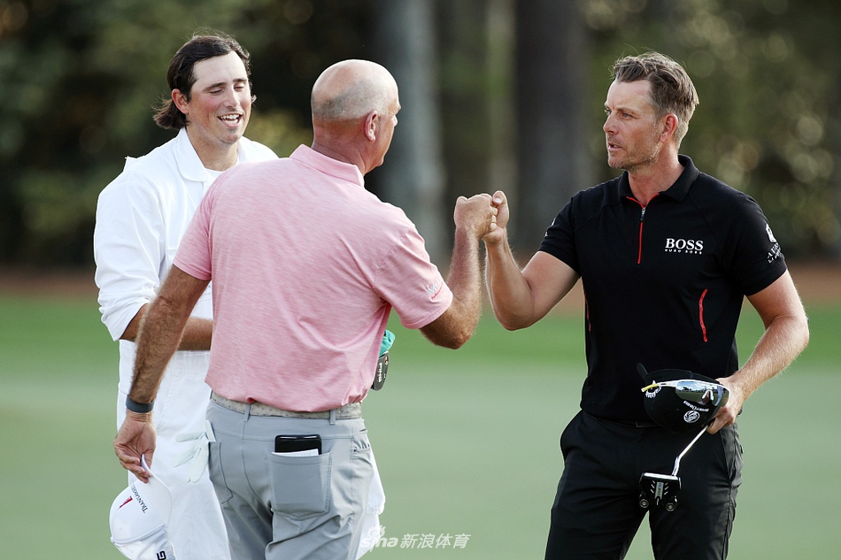 奥古斯塔国家高尔夫俱乐部全景鸟瞰,蜿蜒的球道如绿丝带镶嵌在松林与湖泊之间,景色如画,宁静中蕴含着竞技的波澜。