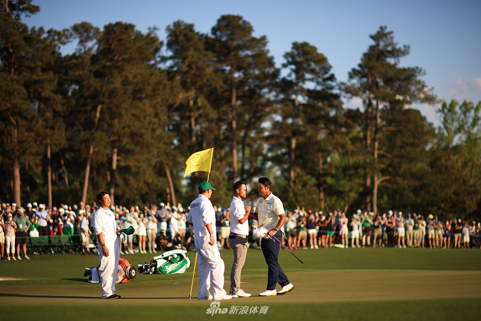 乔丹-斯皮思在果岭边复杂的长草中,眉头紧锁,精心计算着一切一推的路线,展现其‘短杆魔术师’的风采。