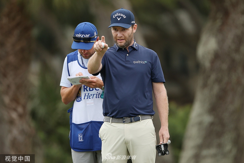 夕阳西下，金色的余晖洒在球场与海面上，泛起粼粼波光