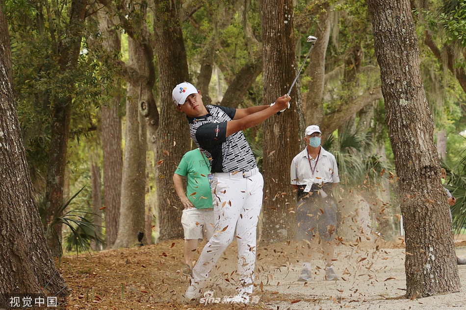 观众聚集在果岭周围，聚精会神地观看球员推杆
