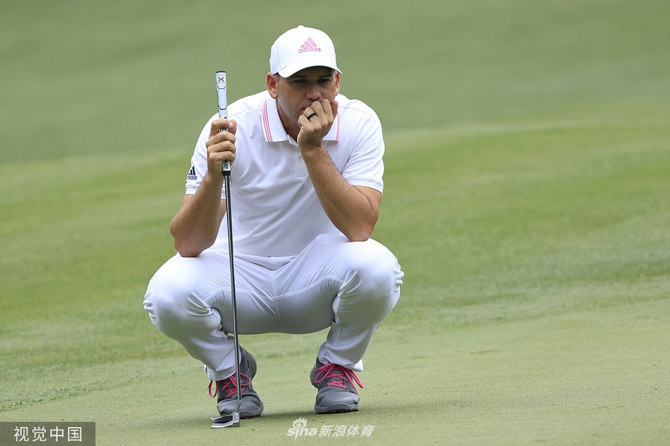 李-维斯特伍德在果岭边细心切杆，姿势标准而优雅