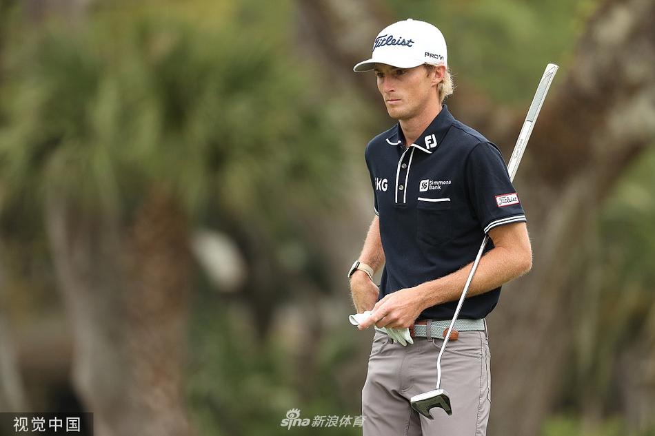 达斯汀-约翰逊在发球台上全力挥杆，身体舒展充满力量感