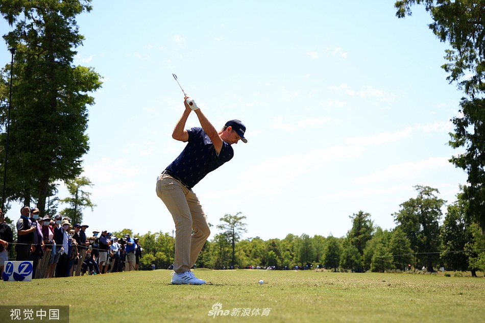 霍夫兰在沙坑中优雅救球，沙砾飞溅瞬间展现高超技巧。