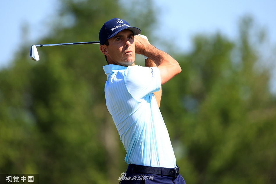 潘政琮在果岭边细致观察线路，神情专注，准备一记精彩的切杆。