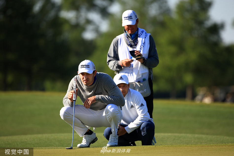 谢奥菲勒完成一记漂亮击球后，面露微笑，与观众互动致意。