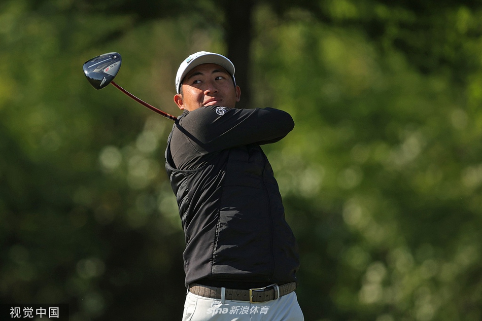 琼-拉姆在蔚蓝天空下全力挥杆，身体扭转到极致，充满力量感。