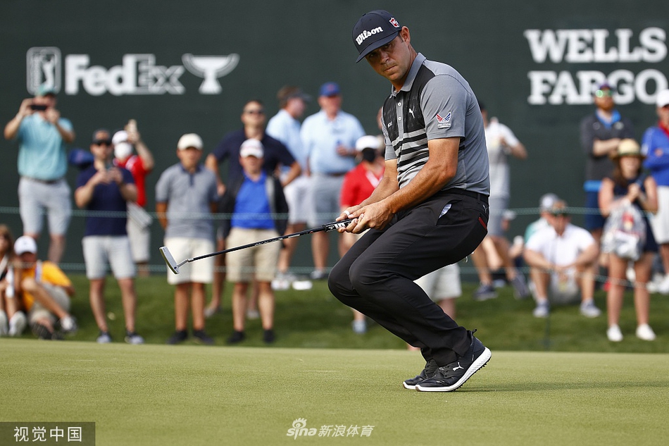 加里·伍德兰德大力开球，球杆划过空中留下残影