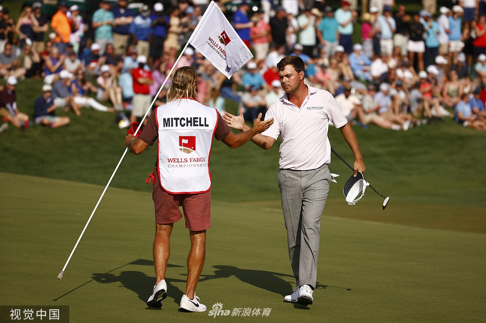 罗里·麦克罗伊在果岭边沉稳观察推杆线路