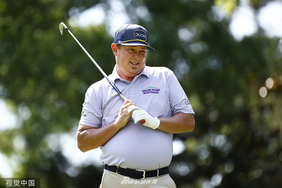 惊恐山谷俱乐部第18洞全景，湖泊与果岭构成严峻收官挑战