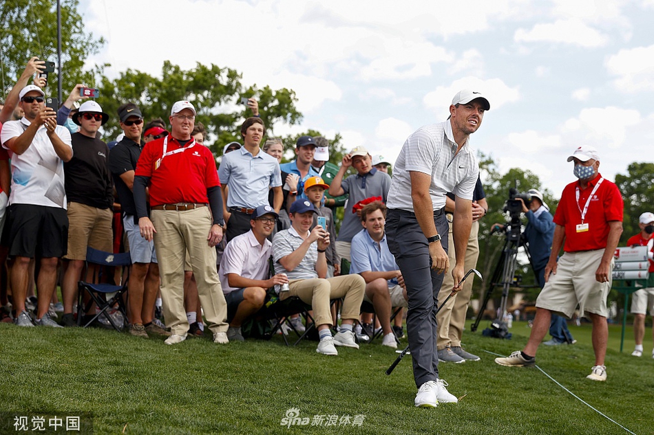 比赛间隙，球童与选手认真商讨下一杆策略