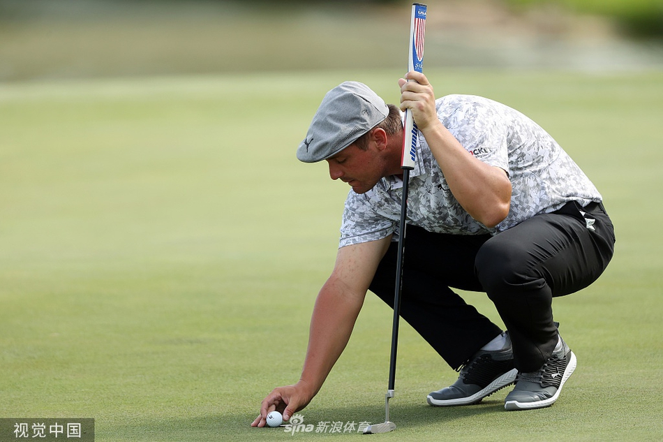 琼-拉姆在开球台全力一击，动作流畅充满力量，世界第三正努力在此项赛事中提升自己的排名。